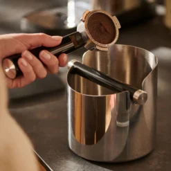 Tchibo Knock-Box Abklopfschale, Für Siebträger Espressomaschine, Zur Leichten Entsorgung Des Feuchten Kaffeesatzes, Silber / Schwarz, Edelstahl Und Gummi 9 Tchibo Knock-Box Abklopfschale, Für Siebträger Espressomaschine, Zur Leichten Entsorgung Des Feuchten Kaffeesatzes, Silber / Schwarz, Edelstahl Und Gummi -KaffeeGlück Angebote 34761fecdbd485c181ef024e91765001