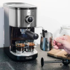 Bestron Espressomaschine Für 2 Tassen, Kolbenmaschine Mit Schwenkbarer Dampfdüse, Inkl. Integriertem Tassenwärmer, Herausnehmbarem Wassertank & 15 Bar Pumpendruck, 1.450 Watt, Farbe: Silber -KaffeeGlück Angebote 62642d8240aba20cf4592b3c6f9cf458