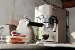 De'Longhi Delonghi Kaffeemaschine Dedica Metallics EC785.BG Pumpendruck 15 Bar, Eingebauter Milchaufschäumer, Manuell, 1300 W, Beige -KaffeeGlück Angebote 66c0e6372ccda500fe74d5d63a914cd8