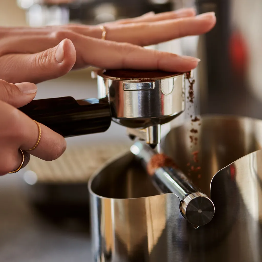 Tchibo Knock-Box Abklopfschale, Für Siebträger Espressomaschine, Zur Leichten Entsorgung Des Feuchten Kaffeesatzes, Silber / Schwarz, Edelstahl Und Gummi 4 Tchibo Knock-Box Abklopfschale, Für Siebträger Espressomaschine, Zur Leichten Entsorgung Des Feuchten Kaffeesatzes, Silber / Schwarz, Edelstahl Und Gummi – Bild 4